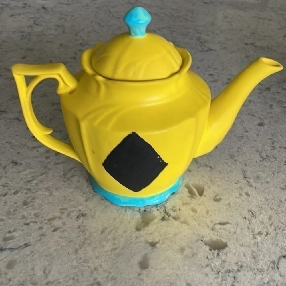 Alice in Wonderland tea pots for stage Props